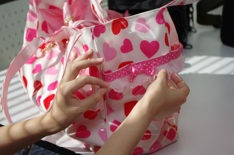 たしかに、葵さんのマザーズバッグには、リボンやハート型のチャーム、レースなど、ワンポイントにこだわいっている印象です