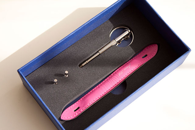 フラットな本革製のベルトはリバーシブルで、写真はピンクと白のタイプ。精密ドライバーは分解するとプラスとマイナスが現われます。取り付け用のスクリューはふたつを取り付けた状態になっているので回して外してから取り付けます（2セット同梱されていますがひとつは予備です）