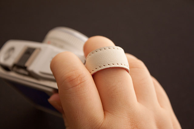 中指にストラップを通して使います