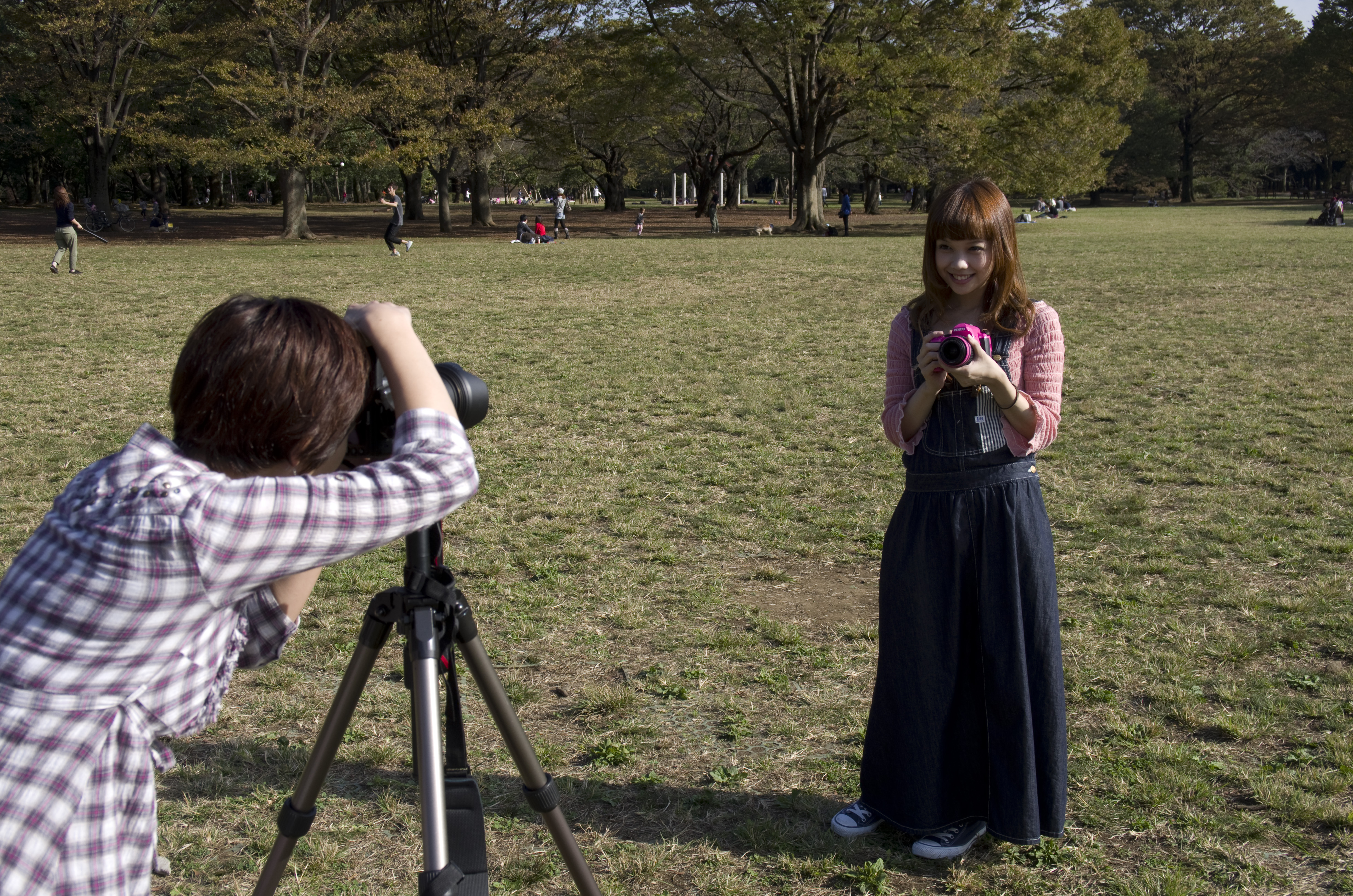 被写体のマリコちゃんの周りを回って撮影。マリコちゃんにはカメラ目線をキープしてもらいました。光の状態を見るためにレフ板や露出補正は行っていません。