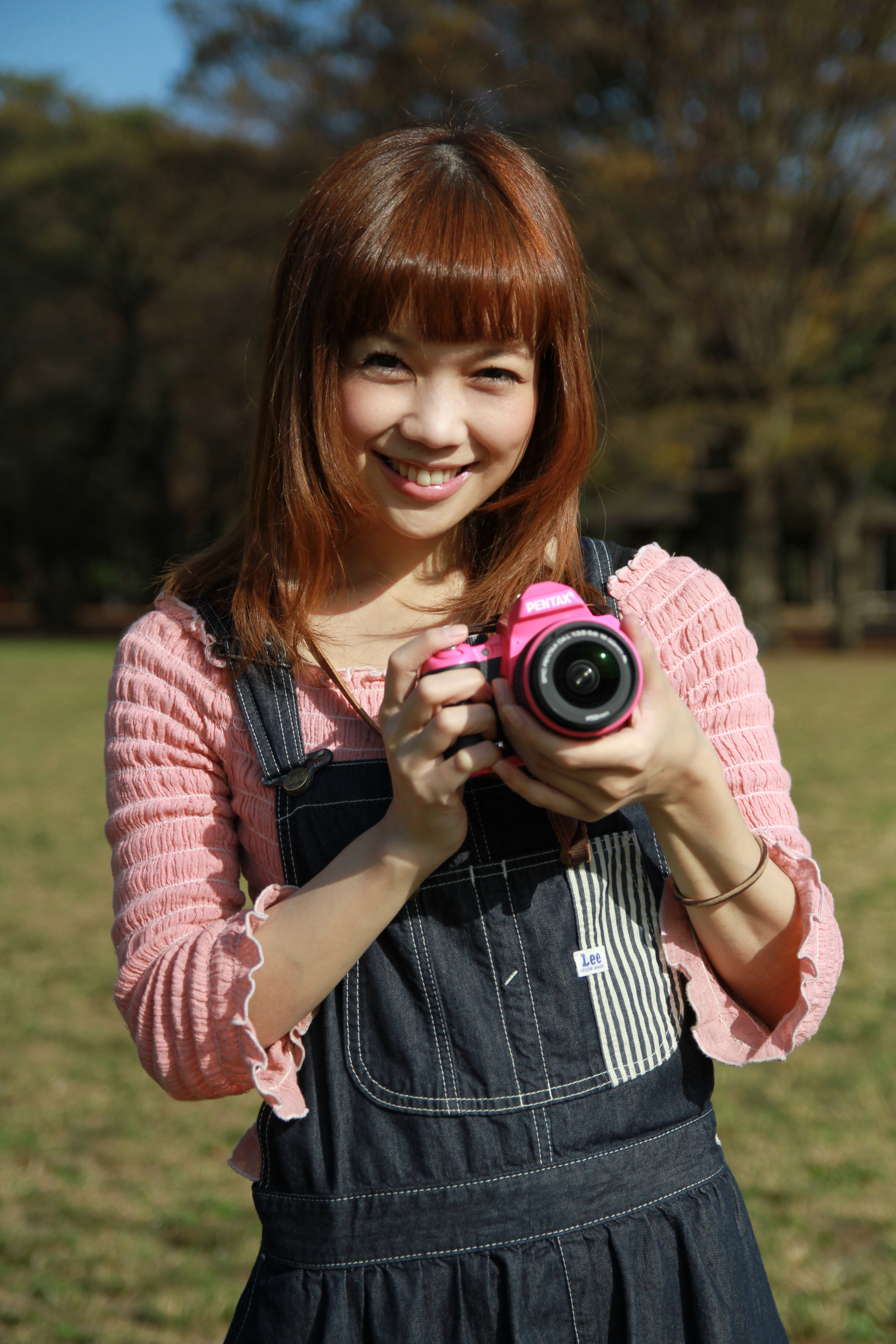 太陽は被写体の正面にあり、光は被写体に真っ直ぐに当たっている状態。マリコちゃんは太陽を直接見ているのでとても眩しそう。