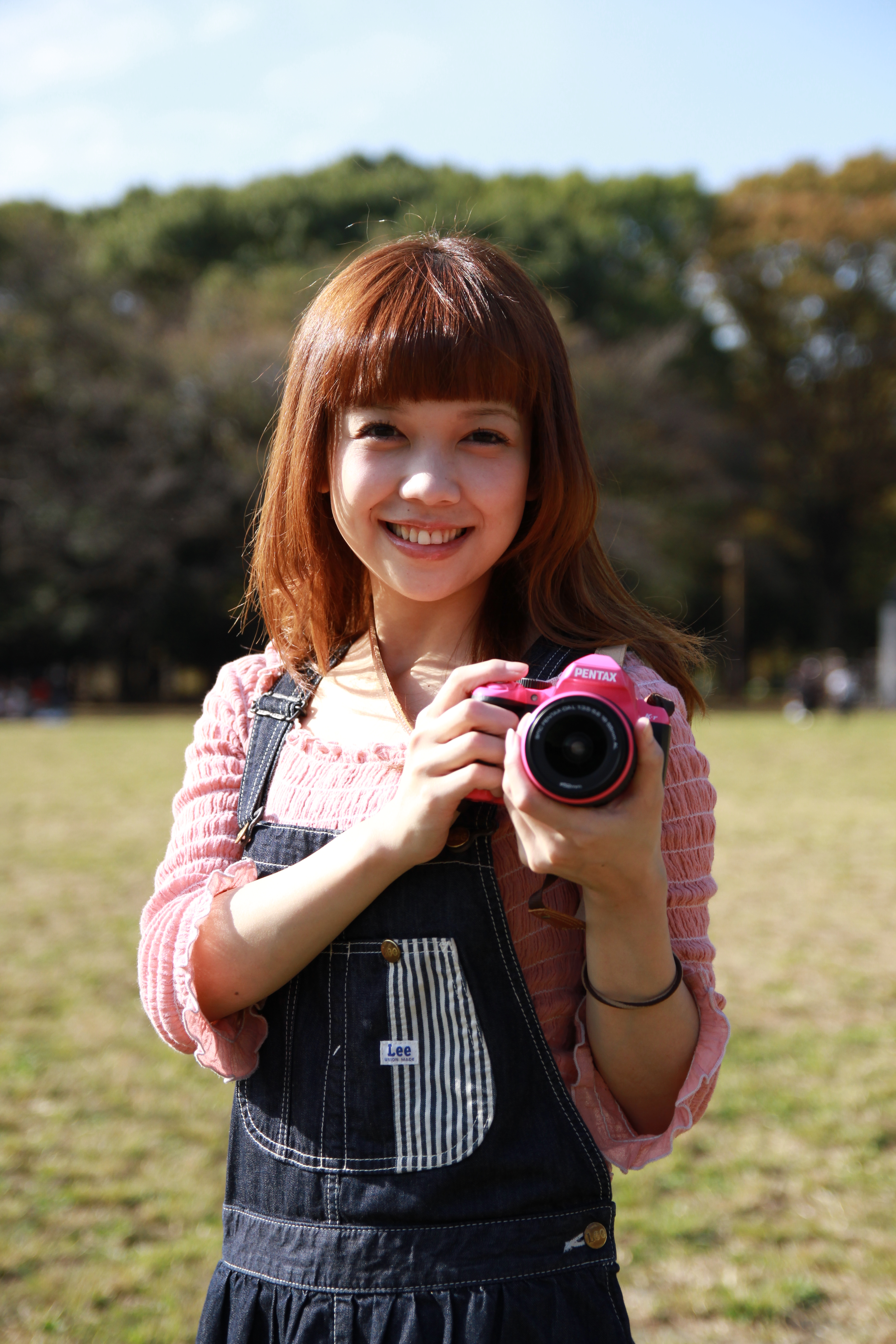 太陽は被写体の真横から当たっています。マリコちゃんの右側の頬と鼻に光が当たっているのでそこは明るいのですが逆側の顔は暗くなっています。立体感が出て強いイメージの写真になります。