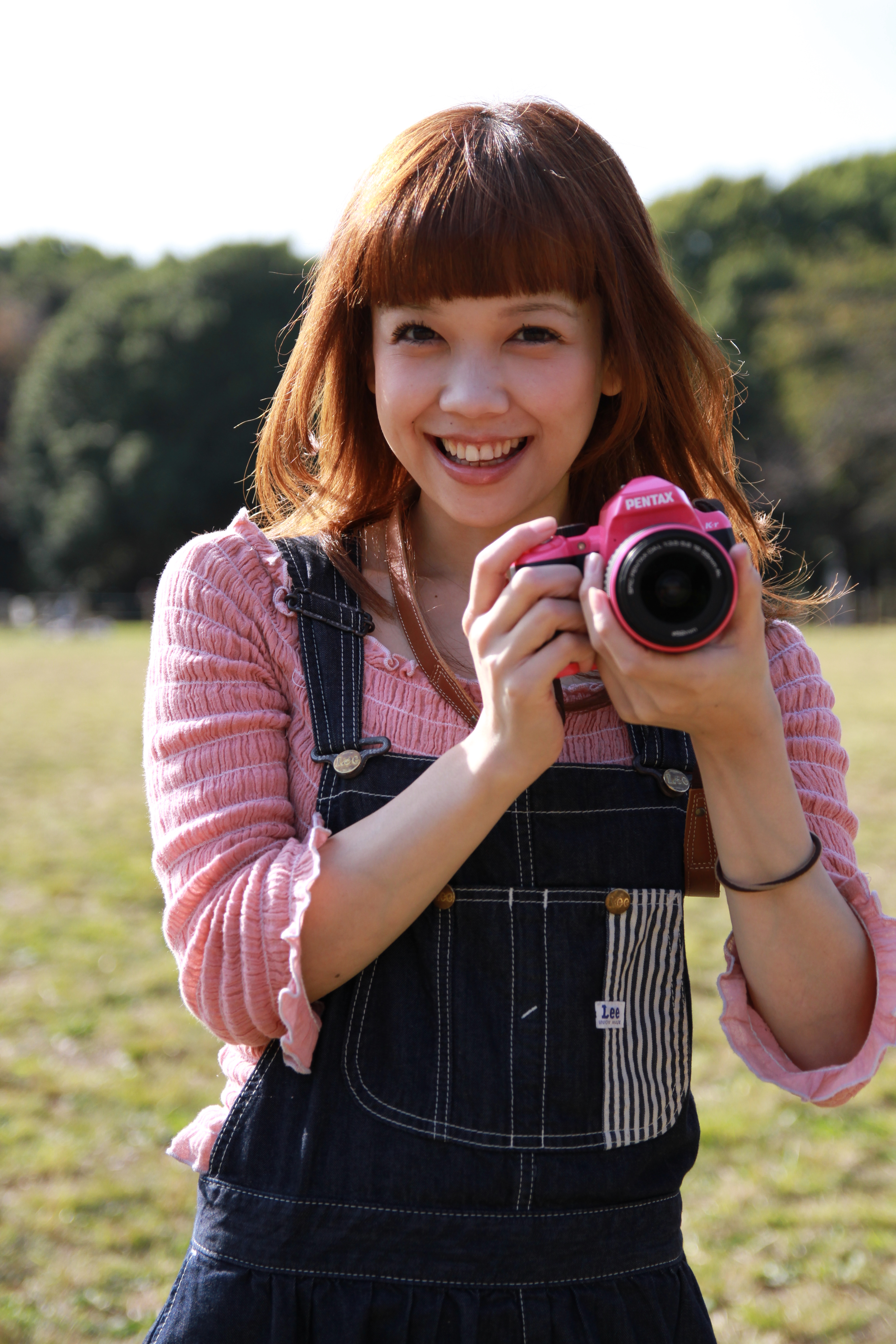 マリコちゃんの右後頭部に光が当たっている状態。今までよりかなり柔らかいイメージになりますが全体には暗くなるので、レフ板を使ったりプラスの露出補正をして明るい印象に仕上げるといいでしょう。