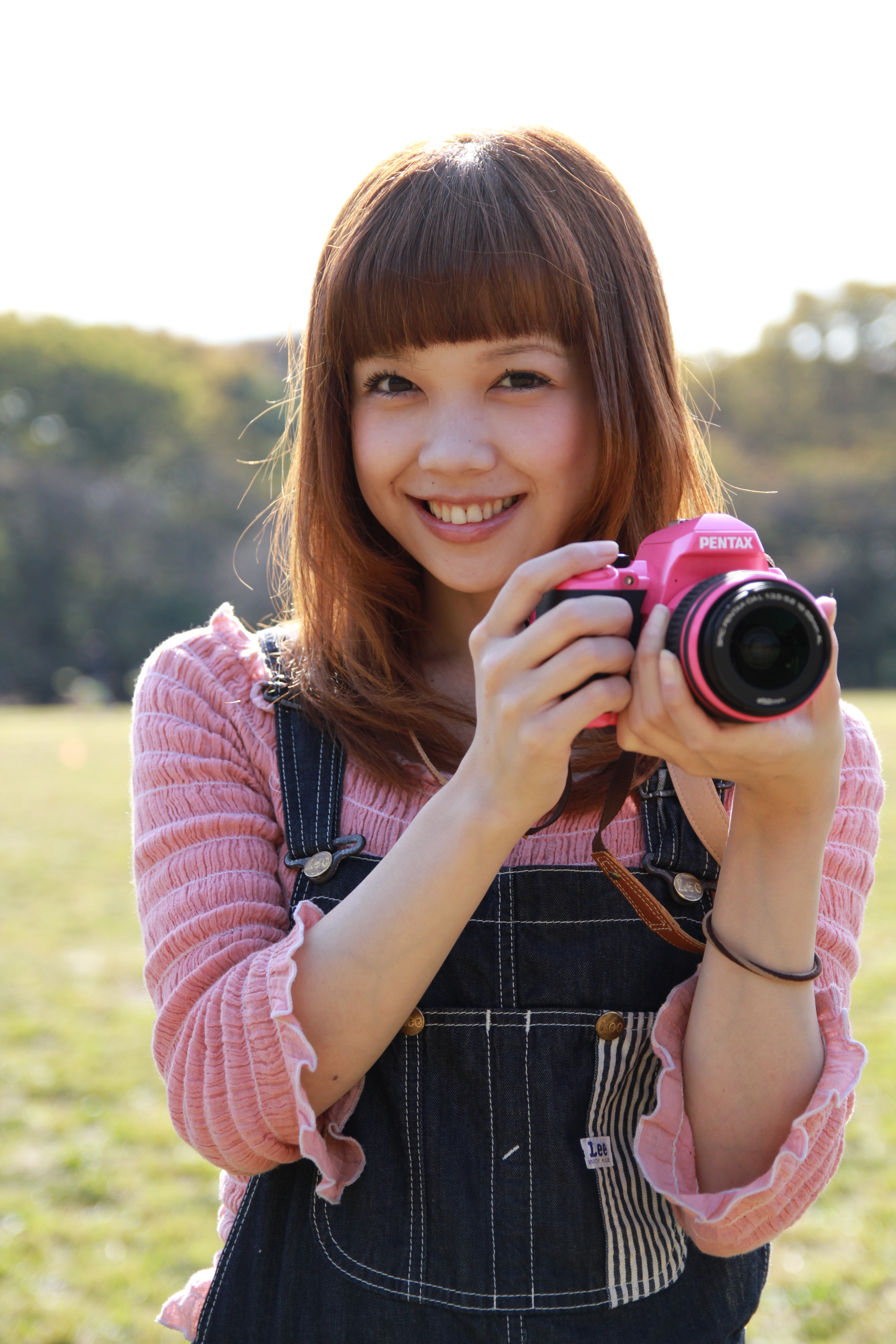 太陽が被写体の真後ろにあり、カメラの正面にある状態。光が回り込んで柔らかい印象になり髪には天使の輪ができます。半逆光と同じくポートレートとしての撮影でしたらレフ板を使って顔を明るくしてあげましょう。