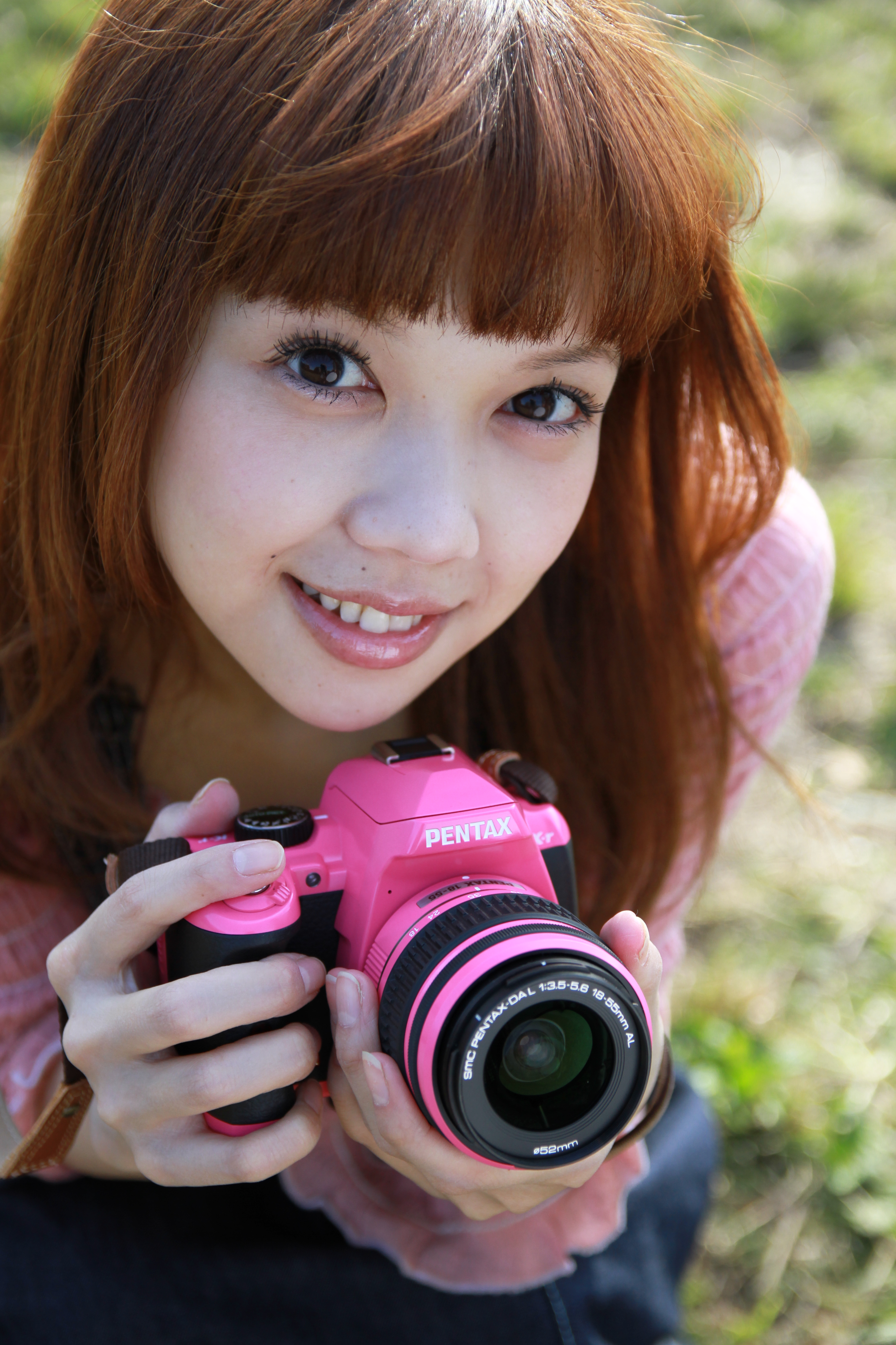 ポータブルサイズの小さなレフ板でもアップなら光を回すことができます。もっと大きなキャッチライトを入れたいときはレフ板も大きなものを使用しましょう。