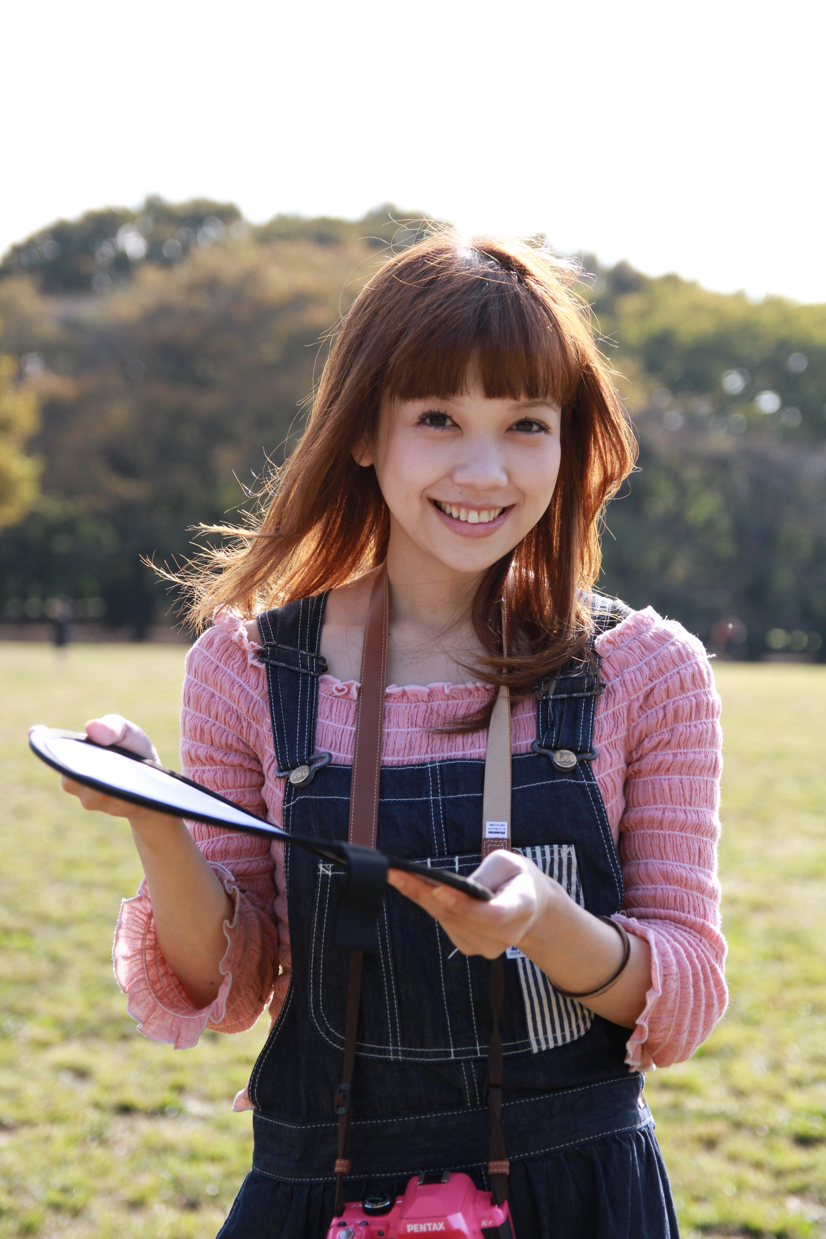 上で使用したレフ板。折りたたむと手のひらサイズになるミニレフ板は手軽に持ち歩けて便利！