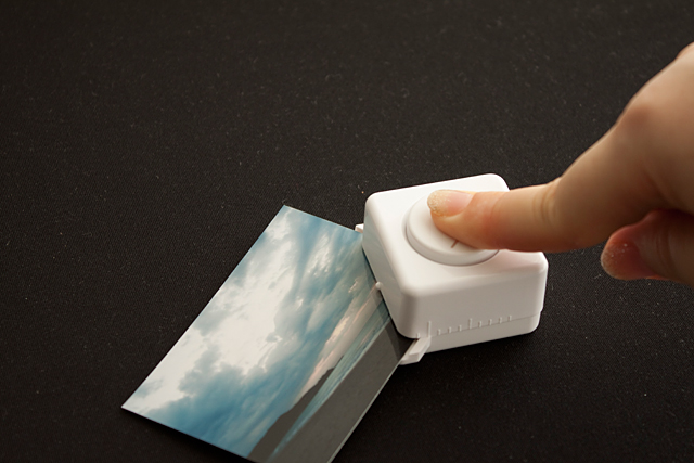 使い方はシンプル。写真や紙の角をあてて、パンチのボタンを押すだけ。これを四隅に行ないます