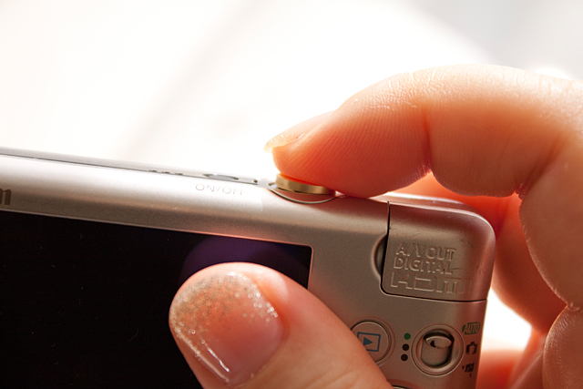 シャッターボタンに高さが出るので、シャッターを押すときツメが当たって押しにくい、という人にオススメ