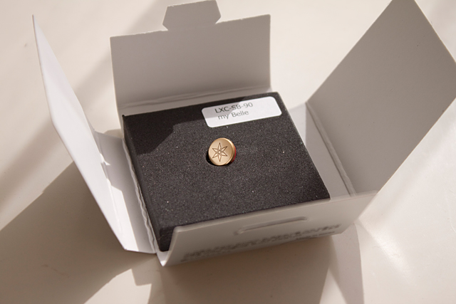 製品自体は、ごく小さな真鍮製のボタンに両面テープが付いたシンプルなもの。それでも実際使うと結構便利です