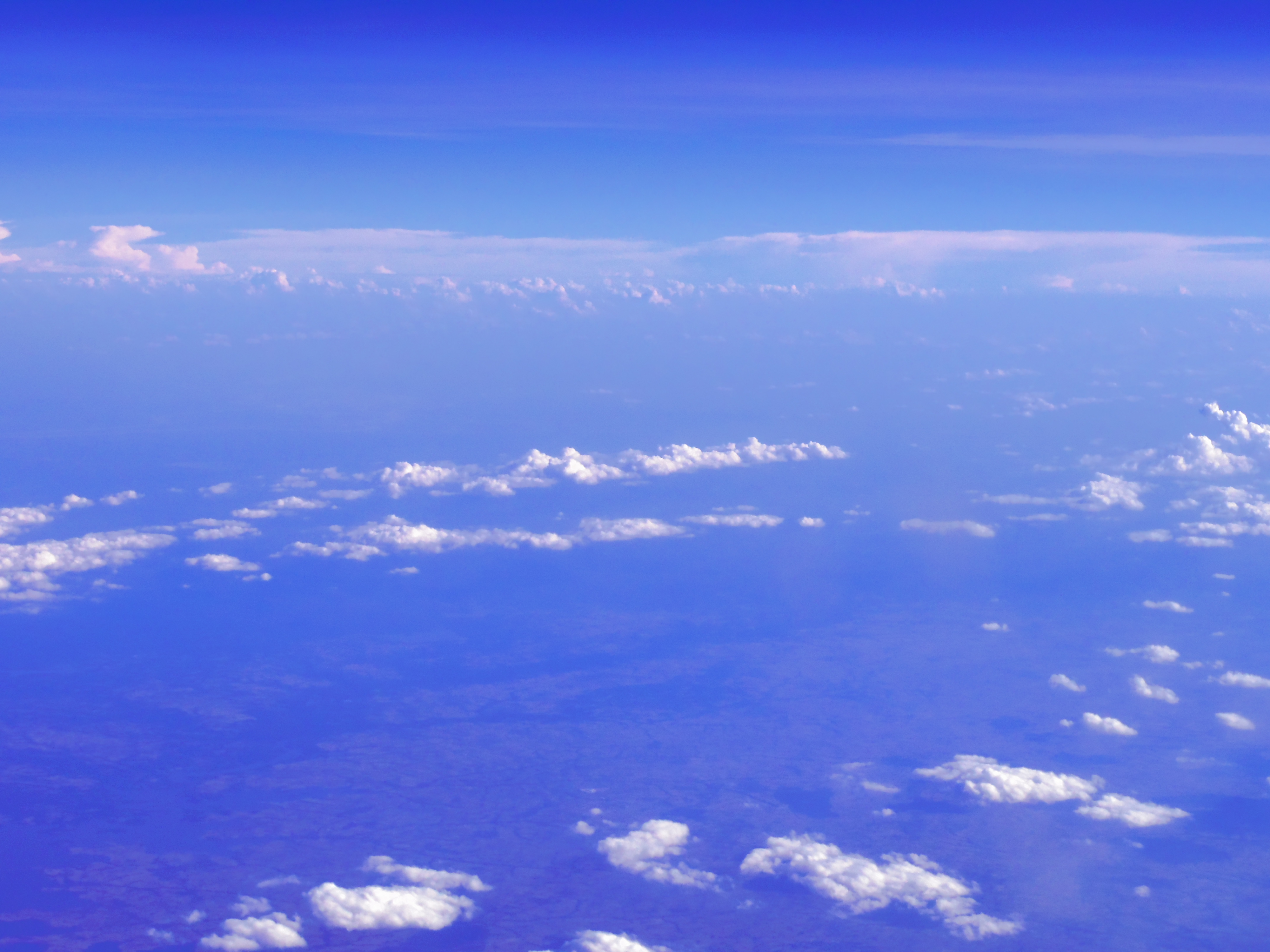 彩度アップで青空度もアップさせる！■PENTAX Q/PENTAX-02 STANDARD ZOOM/絞り優先AE（F5.6）/ISO125/WB：CTE/画像仕上：雅（彩度4）彩度を最高の4レベルまで上げることで飛行機のガラスを通した撮影で空の色が薄くなるのを防ぎ、見た目よりも濃い色で描くことで上空のアンリアルなムードを出してみました。