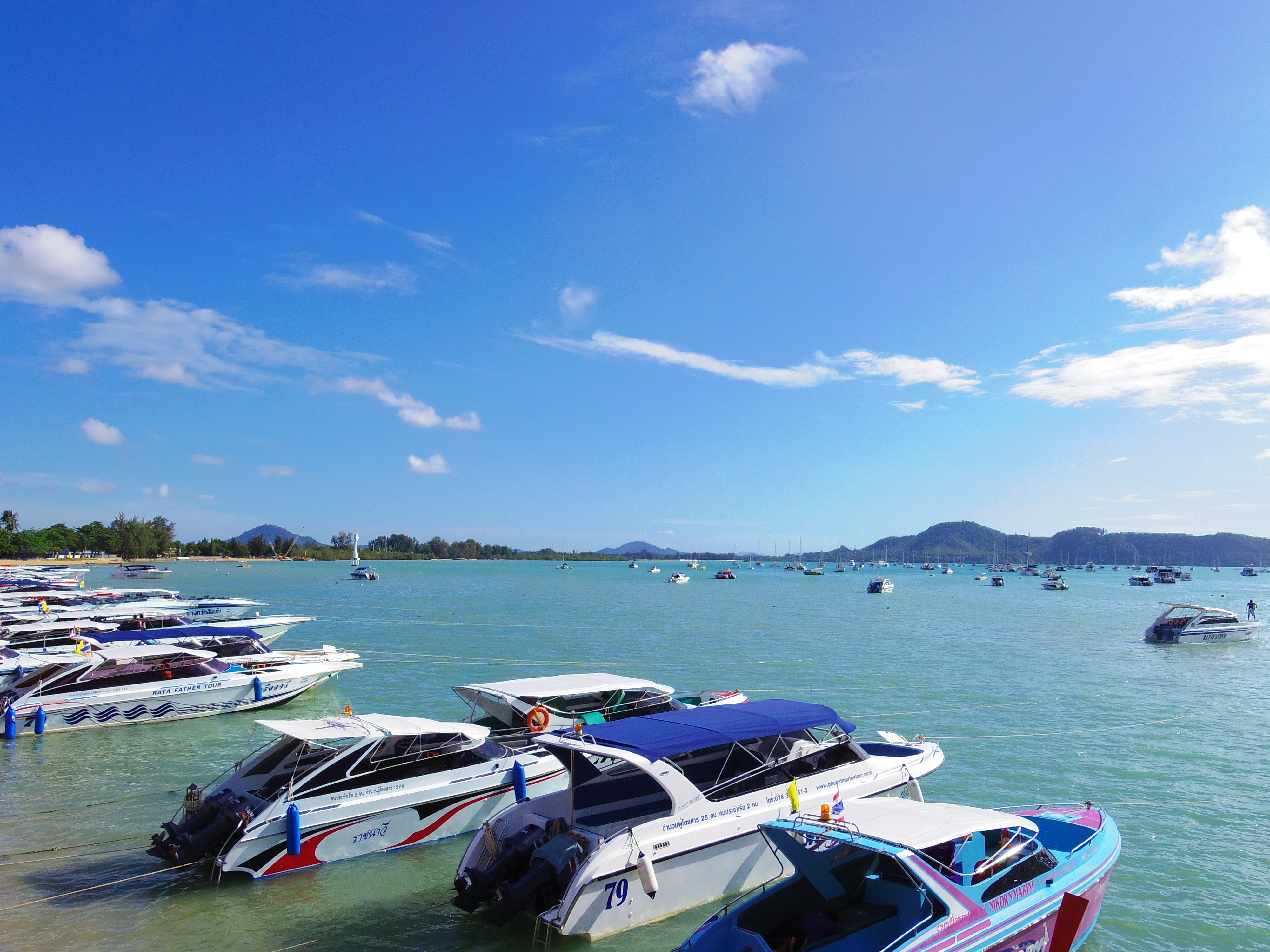 メリハリアップで全体を引き締める！■PENTAX Q/PENTAX-02 STANDARD ZOOM/絞り優先AE（F4.5）/ISO200/WBオート/画像仕上：鮮やか（彩度4、コントラスト4、シャープネス4）彩度だけでなく、空の青と船の屋根の青がさらに濃く出るように、白い船体とのコントラストがはっきりするようにコントラストとシャープネスのレベルも4まで上げてパキッとメリハリのある画像にしました。