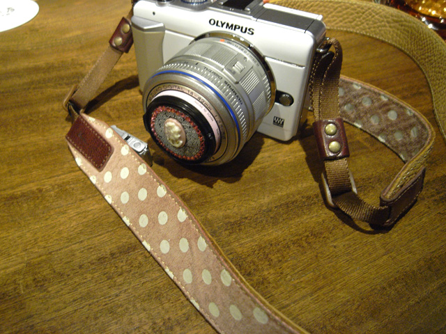 葵さん愛用のAcruのショルダーストラップ。実店舗は大阪にありますが、ネットからも買えるそう