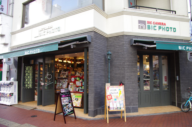 カメラ雑貨と写真の専門店「BIC PHOTO」。一見、雑貨店のような雰囲気はビックカメラ既存店舗のイメージを覆しています