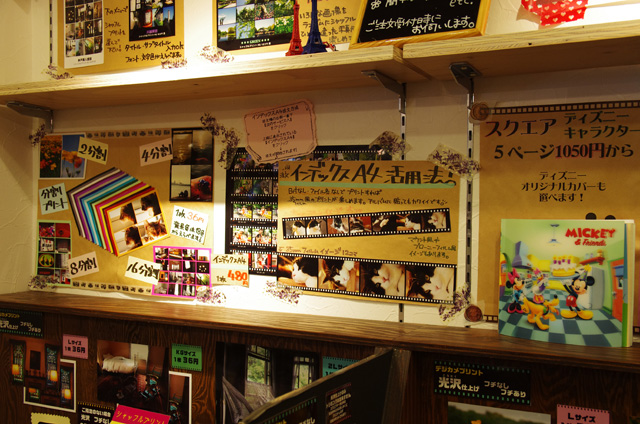 年の瀬ということで、店頭には年賀状受付POPが。写真プリントや現像も受け付けています