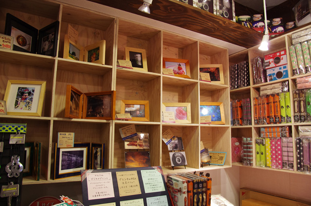 トイカメラやフレーム、アルバムなど、写真を楽しむためのグッズがズラリ。ディスプレイも凝っています