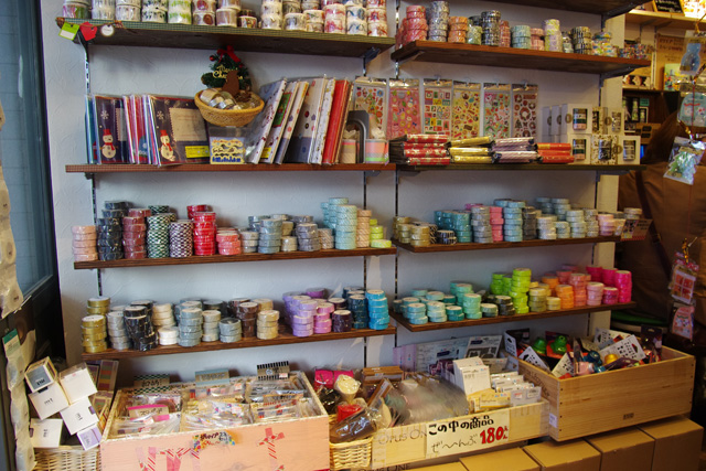 マスキングテープやハンコなど、デコり派（？）にはうれしいグッズも充実