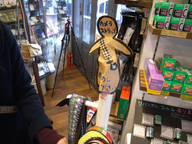 店内のサンプル展示コーナー。ここでショルダーストラップの素材やつけ心地を、実際に触りながら確かめることができます。うしろには身につけた姿を確認するための姿見も！