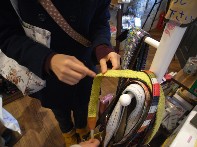 店内のサンプル展示コーナー。ここでショルダーストラップの素材やつけ心地を、実際に触りながら確かめることができます。うしろには身につけた姿を確認するための姿見も！