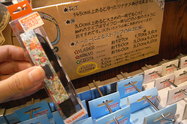ストラップ売り場には、ストラップ選びのポイントが掲示されていて、初心者も安心。パッケージにサイズの記載がない商品についても、フォローが書いてあります