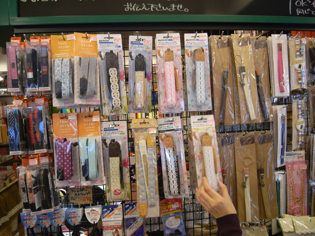 本当にたくさんの種類があるショルダーストラップ。カメラ女子としては気分によっての付け替えも検討したいところ