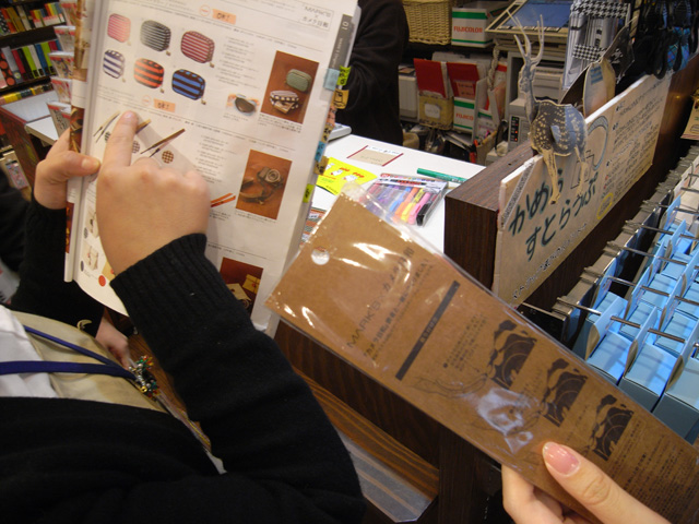 販売員さんは、すぐにカタログを開き、ものの数秒でパパっと答えてくれた