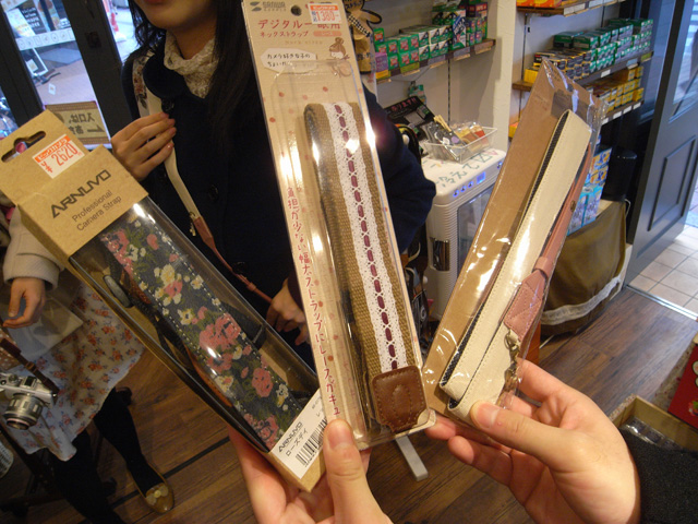 最終的に絞り込んだ3つの中から、さきほどパッケージから出して試着した「MARK'S×カメラ日和」のストラップをチョイス！