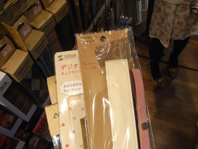 最終的に絞り込んだ3つの中から、さきほどパッケージから出して試着した「MARK'S×カメラ日和」のストラップをチョイス！