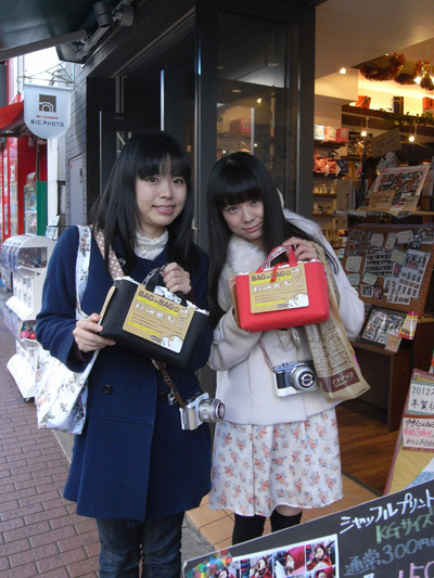 二人揃ってバッグを購入、ほくほくです。さくらさんは買ったばかりのストラップを早速使用中