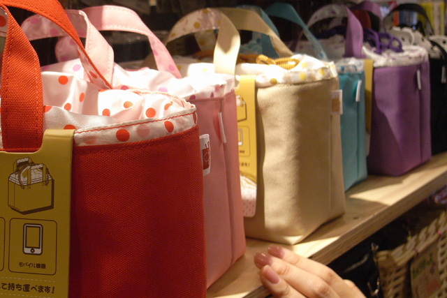 外はトート、中は巾着の2層構造で、トート部分はリバーシブル。前回の女子カメトークで考えた理想のバッグに近く、葵さんも驚き＆歓喜！ ワンポイントとなるタグも魅力的