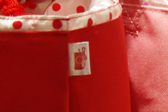 タグの絵柄は、リボンがついたカメラというかわいらしいもの。また、本体バッグのカラーによってタグのカラーも異なるというこだわりよう