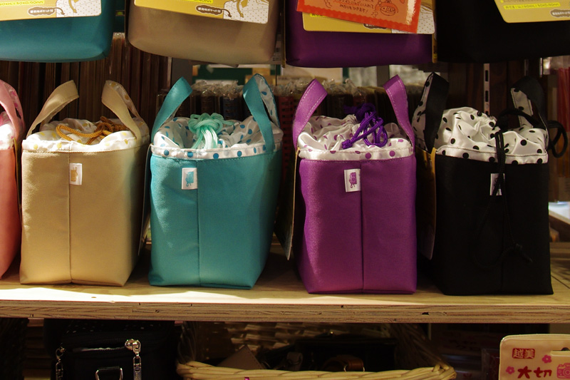 タグの絵柄は、リボンがついたカメラというかわいらしいもの。また、本体バッグのカラーによってタグのカラーも異なるというこだわりよう