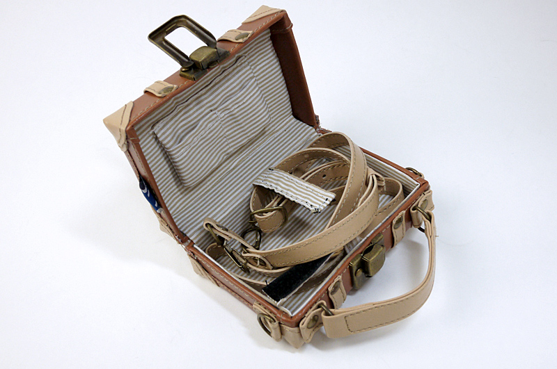 開けると、ロングストラップが入っています