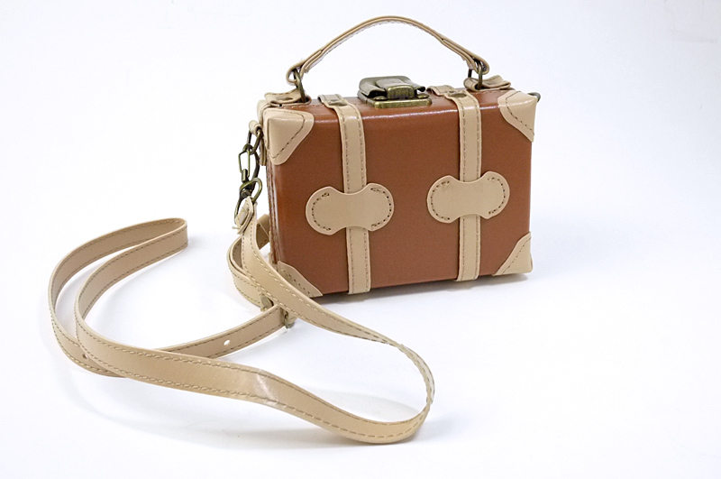 ロングストラップは斜めがけもでき、長さの調節もできます