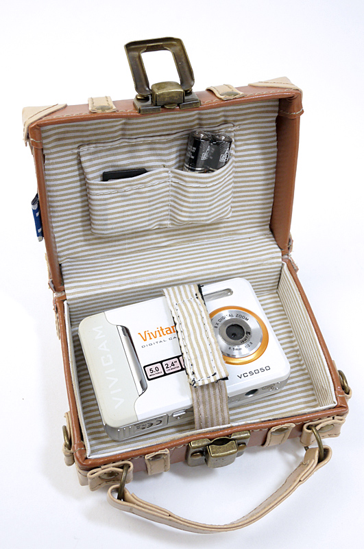 好きなカメラを収納してみましょう。ViviCam 5050 なら余裕