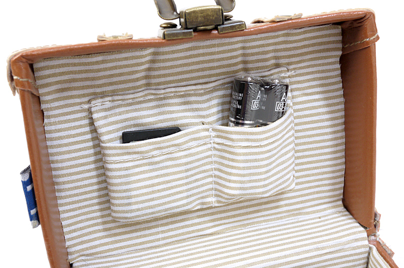 ポケットにはSDカードや電池が入ります