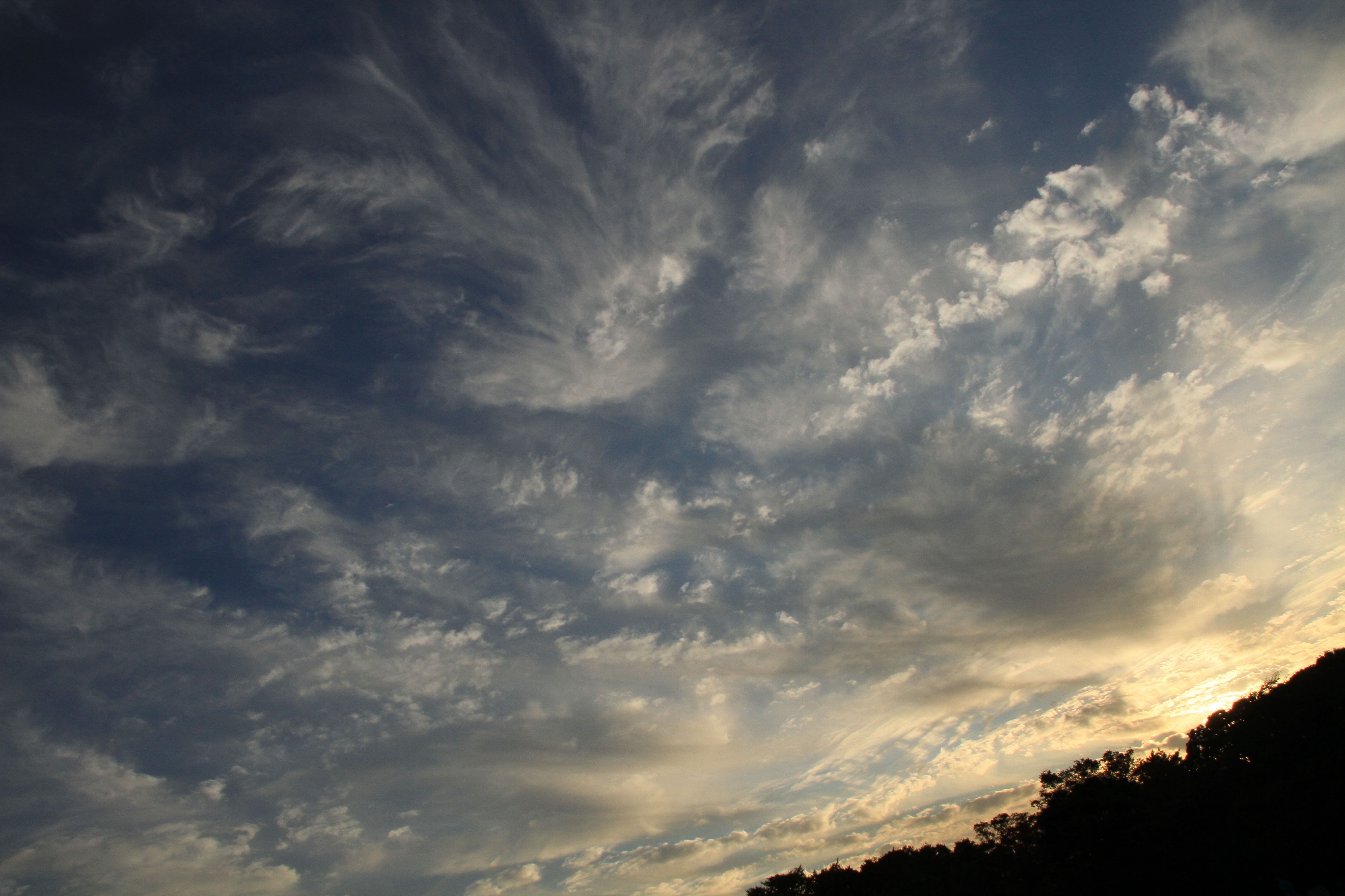 ■Canon EOS 7D/SIGMA 17-50mm F2.8 EX DC OS HSM/絞り優先AE（F11）/ISO400/WB太陽光/ピクチャースタイル：風景日が暮れかかっている景色をマニュアルピントで撮影。目立った対象物がない風景を撮る時はAFではピントが迷子になりやすいのでMFでの撮影がオススメです。雲の筋が描写されるようにF11まで絞りました。