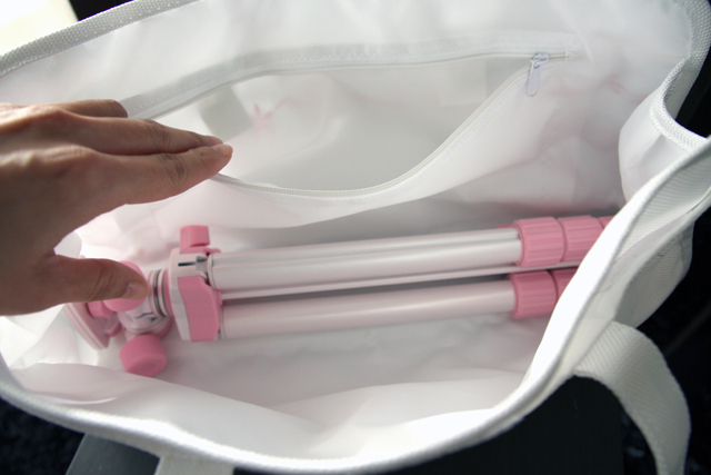 内側にはジッパー付きの大きなポケットが付いています。リュックなどお財布が出し入れしにくいバッグの場合は小銭などを入れておいてもいいかも