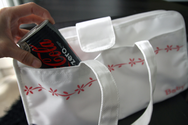 外のポケットはかなり大きめ。レンズキャップなどを入れてもいいし、水分補給用のドリンクを買ったときにさっと入れられるのは便利！