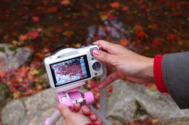 左手でカメラの傾き、右手で左右の調整ができます。ネイルをした手でも操作しやすいつまみの大きさがGOOD！