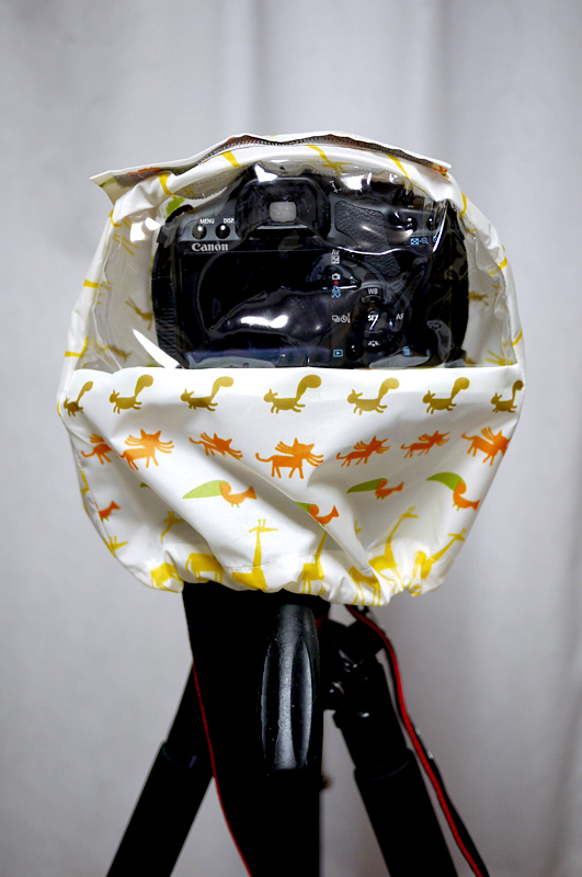 背面はビニールの窓がついているので操作できます