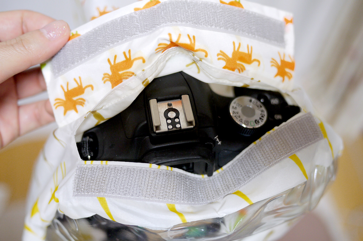 カメラの上部が開くようになっています