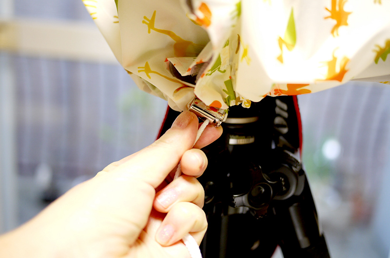 余った裾は、紐で絞ります