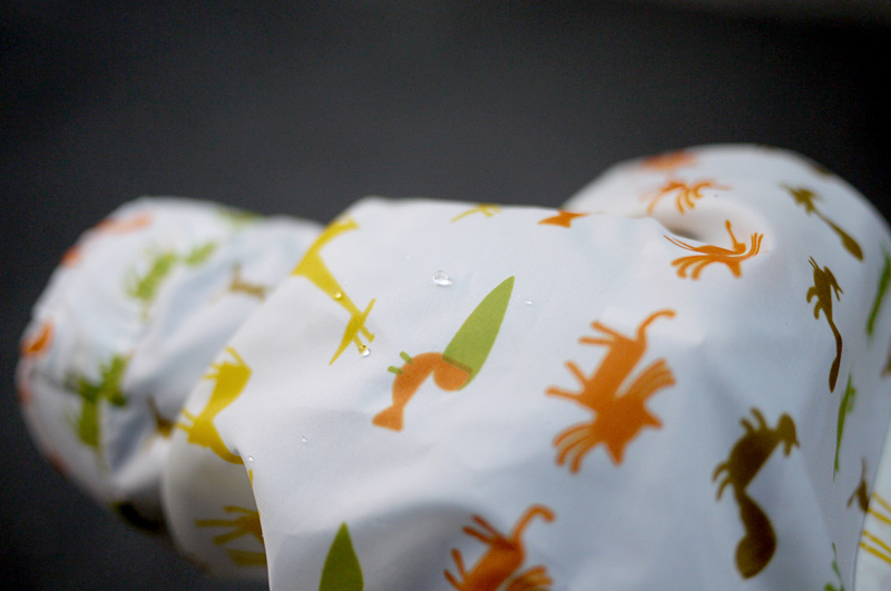 「カメラのレインコート」が雨をはじいてくれます