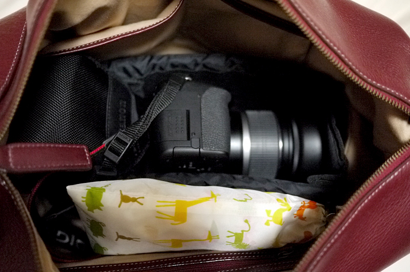 レインカバーはくるくる丸めてポーチに入れれば、バッグにいれて携帯できます