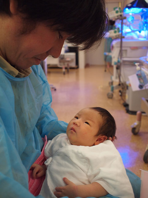 産まれて一週間ほどのの頃の写真です。赤ちゃんと言えば笑顔！ですが、最初の数カ月は寝てるか泣いてるかで、笑うことはありません。最初は目を開けることも少なかったので、我が家的にはこれはシャッターチャンス！でした