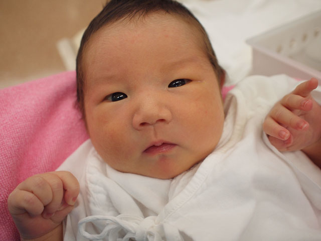 うちの子は当初呼吸が安定せずNICUに10日ほどいました。NICUはケータイは持ち込み不可でもカメラは持ち込み可でした。いまとなっては貴重な写真になり、病院の配慮に感謝です