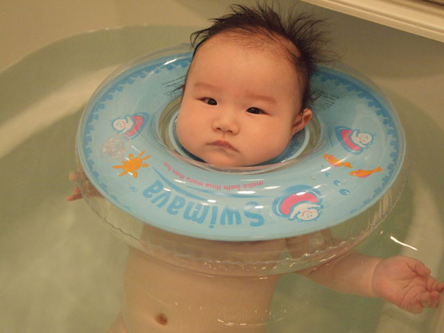お風呂でお気に入りの首浮き輪「スイマーバ」中のカット。お風呂カットは、あられもない姿でお見せできないものがほとんどで残念です