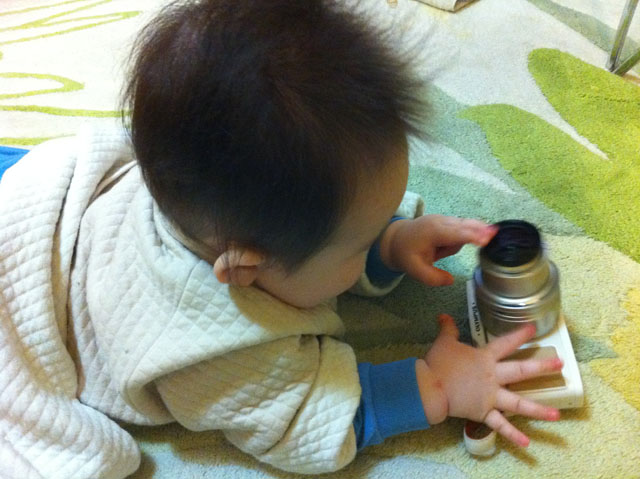 リビングに置いていると、カメラが子どもの餌食になることも多々あるので、机の上に置くのをお忘れなく……