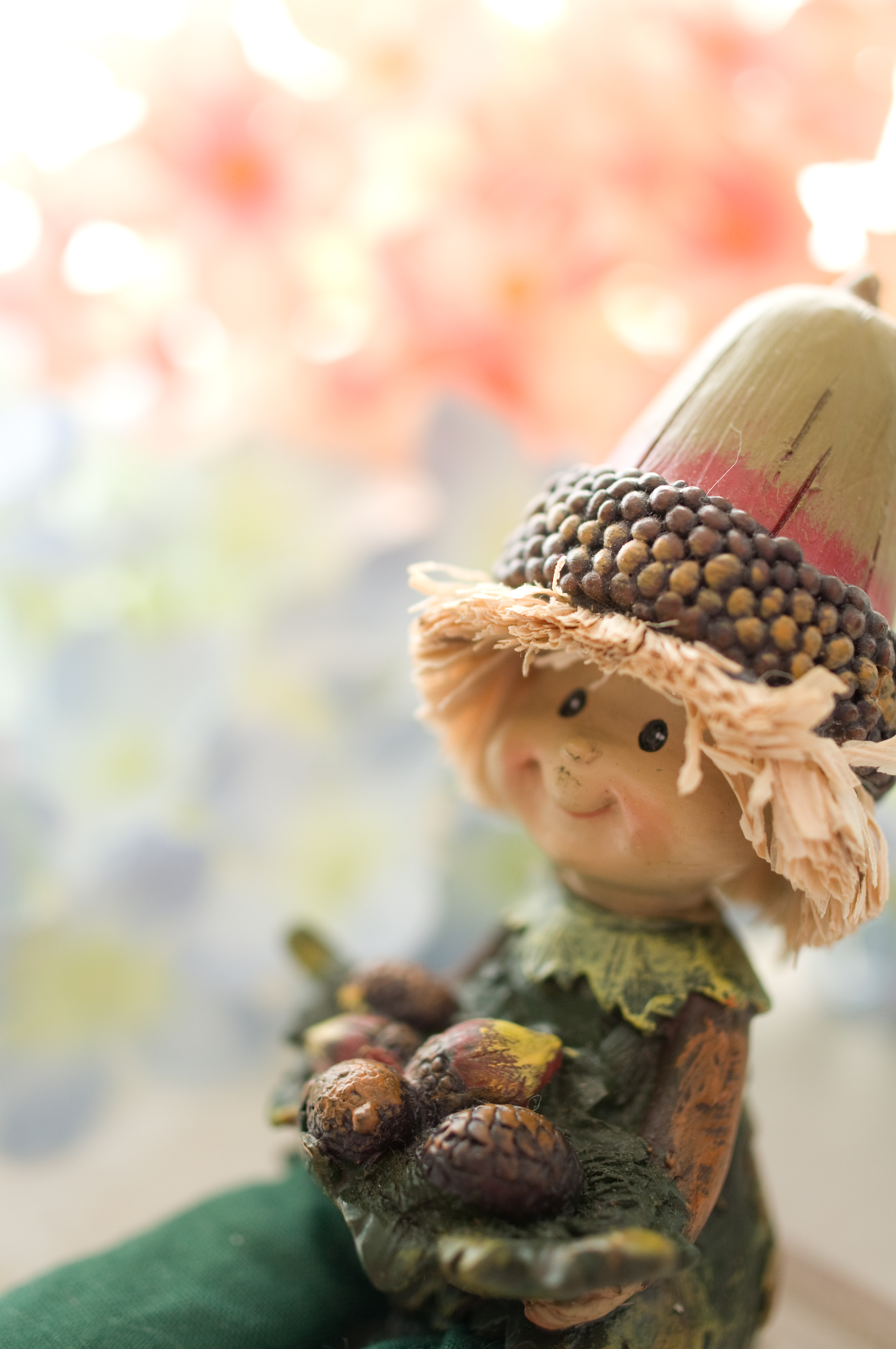 レフ板なし奥の花は逆光の効果で光を透過してキレイなのですが、肝心の人形の顔に光が当たっていないので暗い表情に見えてしまいます。