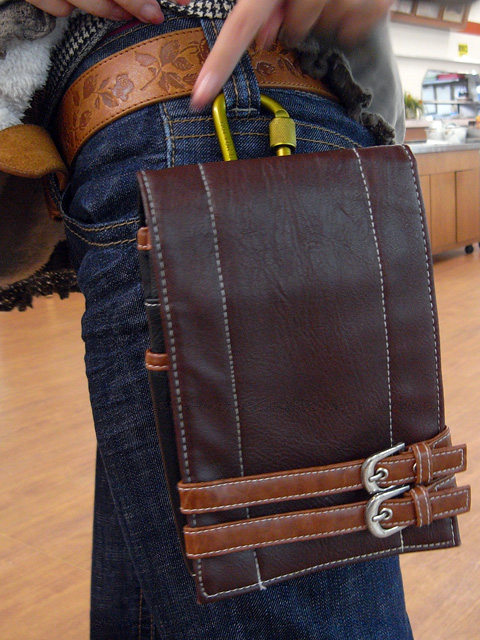 美容師がハサミなどをはさんでおくための「シザーバッグ」をレンズホルダーとして活用。カラビナでベルトループにつけられるのがポイント